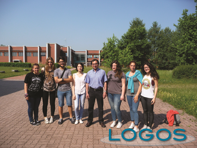 Castano Primo / Scuola - Il preside Marzorati con un gruppo di studenti