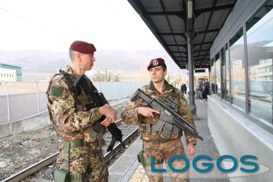 Attualità - Militari a controllare le stazioni ferroviarie e i treni (Foto internet)
