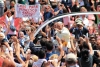 Torino - Papa Francesco saluta i fedeli