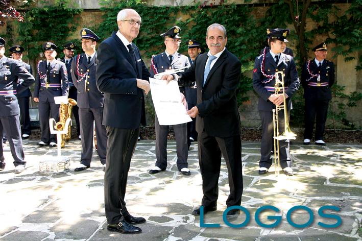 Bernate Ticino - Gregorio Mercurio durante la consegna dell'onorificenza