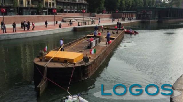 Milano - La Darsena rinnovata con uno storico barcone