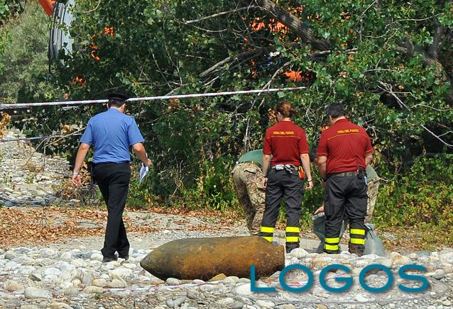 Turbigo - Carabinieri, Pompieri e artificieri con l'ordigno bellico trovato nel Ticino