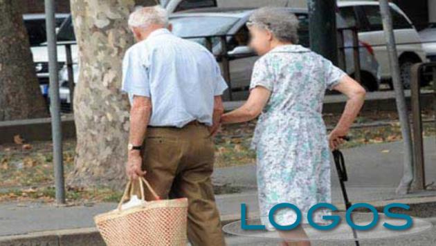 Attualità - Anziani durante la spesa (Foto internet)