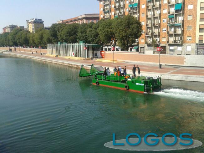 Territorio - Nuova imbarcazione per la pulizia della Darsena Territorio - Nuova imbarcazione per la pulizia della Darsena