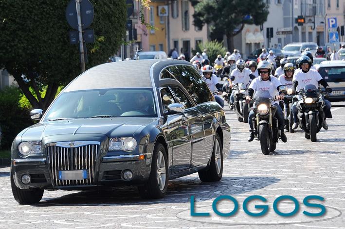 Castano Primo - L'arrivo del feretro, accompagnato da tante moto