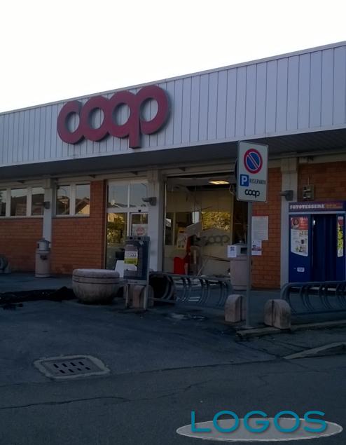 Castano Primo - L'ingresso della Coop letteralmente distrutto