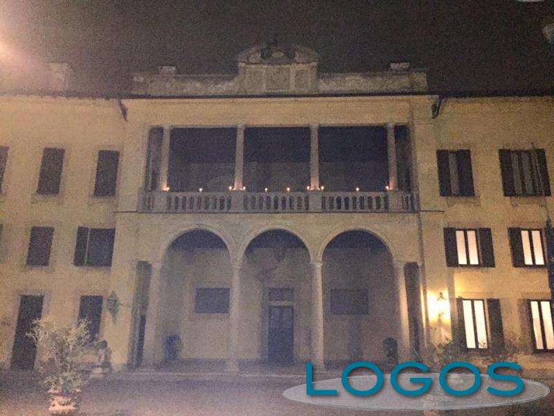Castano Primo - Candele accese in villa Rusconi per la Francia