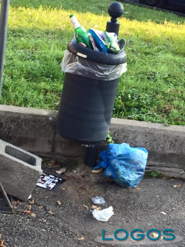 Castano Primo - Abbandono di rifiuti attorno ai cestini pubblici