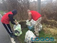 Castano Primo - CasaPound ha ripulito dai rifiuti abbandonati un bosco nel quartiere nord