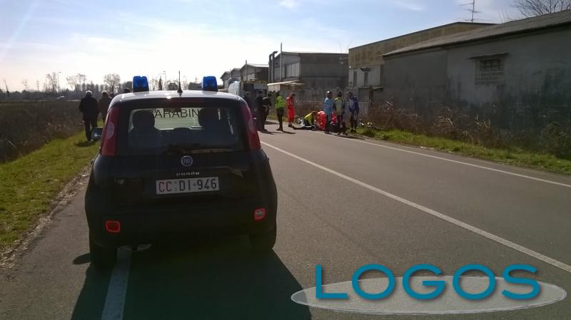 Turbigo - Carabinieri, ambulanze e vigili urbani sul luogo del malore Turbigo - Carabinieri, ambulanze e vigili urbani sul luogo del malore