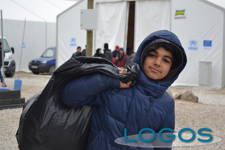 Attualità - Giovane migrante in un campo profughi della Caritas