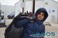 Attualità - Giovane migrante in un campo profughi della Caritas