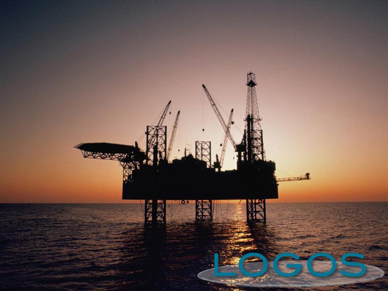  Generica - Una trivella petrolifera in mare