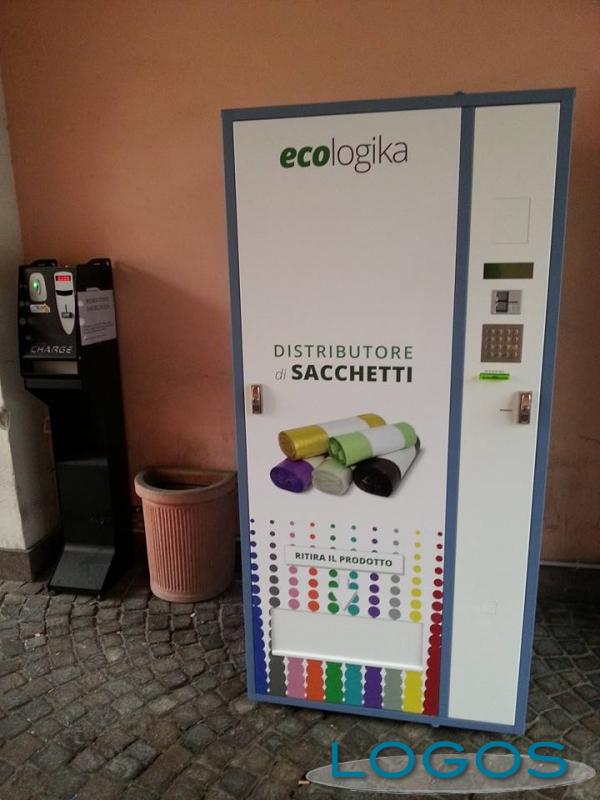 Castano Primo - Il distributore automatico di sacchetti in mater - bi