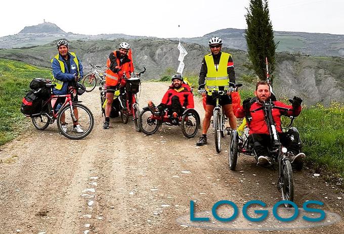 Storie - Pietro col gruppo di amici e il papà durante il viaggio sulla via Francigena