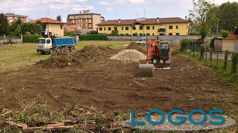 Castano Primo - Mezzi al lavoro per il nuovo parcheggio di Villa Cortida