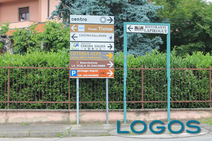 Castelletto - Le indicazioni stradali in paese