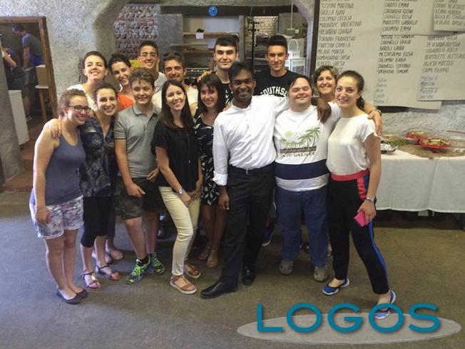 Bernate Ticino - Asiri con un gruppo di giovani