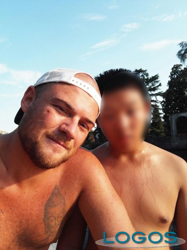 Turbigo - Elia (a sinistra) e il ragazzino aiutato nel Naviglio Turbigo - Elia (a sinistra) e il ragazzino aiutato nel Naviglio