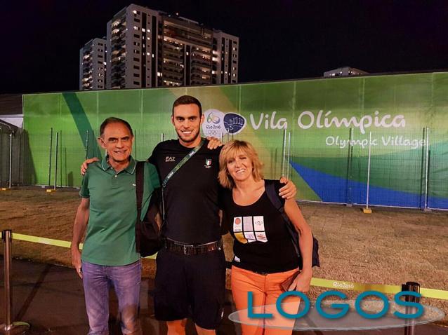 Arconate - Matteo Rivolta con i genitori al villaggio olimpico