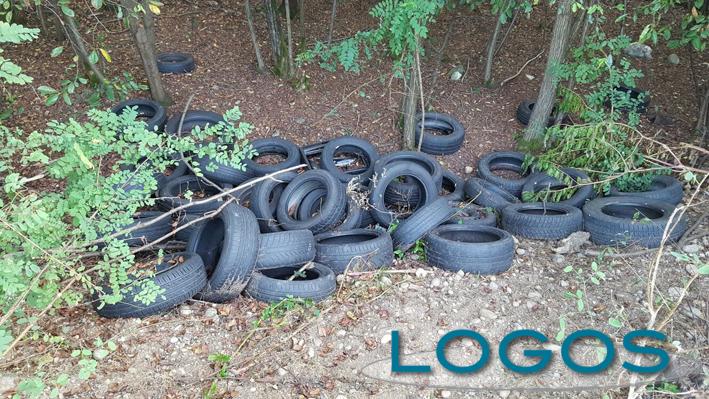 Nosate - Gli pneumatici abbandonati accanto al canale Villoresi