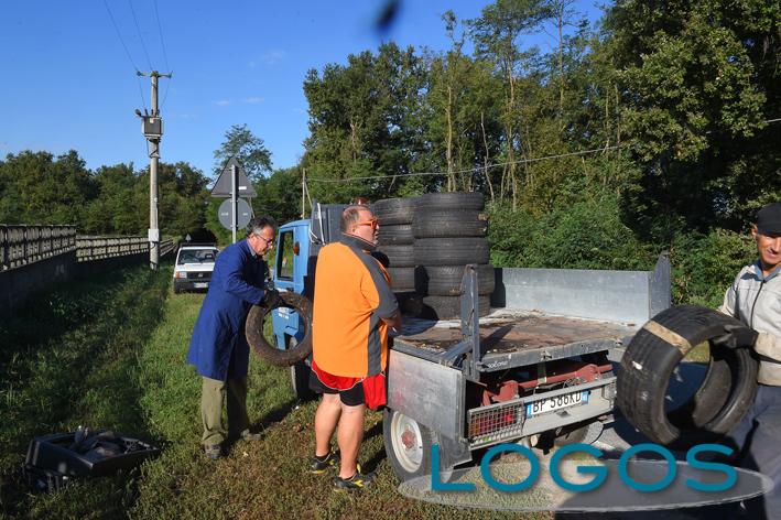 Nosate - Al lavoro per recuperare i copertoni abbandonati