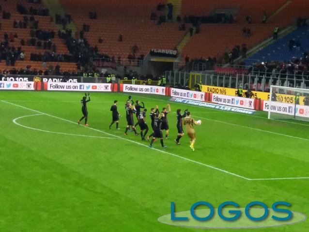 Sport - Il Milan sotto la curva dai suoi tifosi