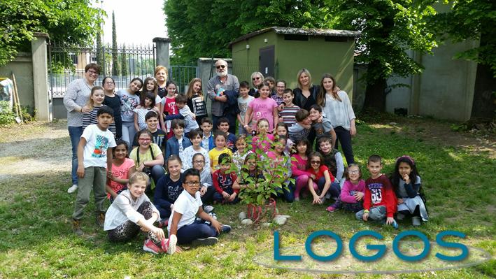 Turbigo - Lo scrittore Roberto Piumini con gli alunni della Primaria 