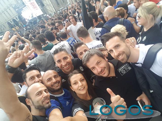 Turbigo - Matteo con gli amici in piazza San Carlo 