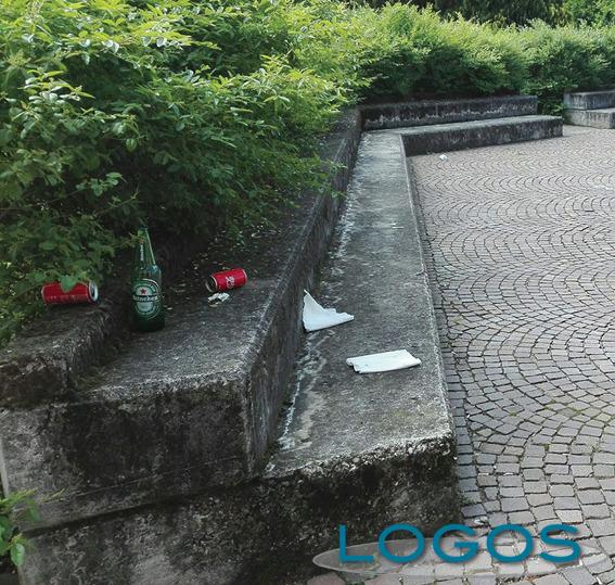 Buscate - Sporcizia e incuria in piazza della Filanda 