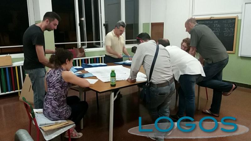 Magnago - Si contano le schede nei singoli seggi 