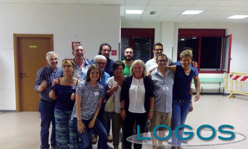 Cuggiono - Maria Teresa Perletti esaulta con la sua squadra Cuggiono - Maria Teresa Perletti esaulta con la sua squadra