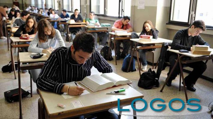 Scuola - Studenti impegnati con la maturità 