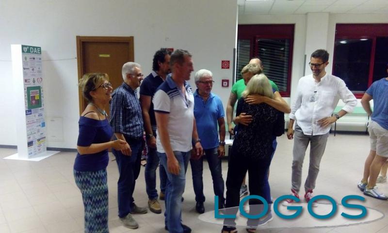 Cuggiono - L'abbraccio del neo sindaco Perletti dopo la vittoria Cuggiono - L'abbraccio del neo sindaco Perletti dopo la vittoria