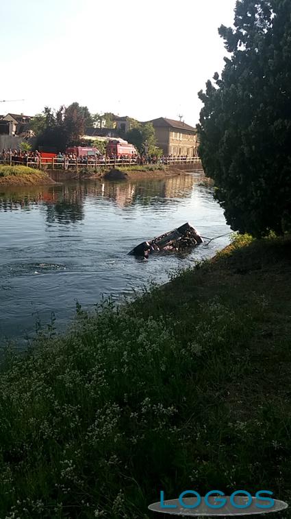 Castano Primo - Auto nel canale Villoresi Castano Primo - Auto nel canale Villoresi