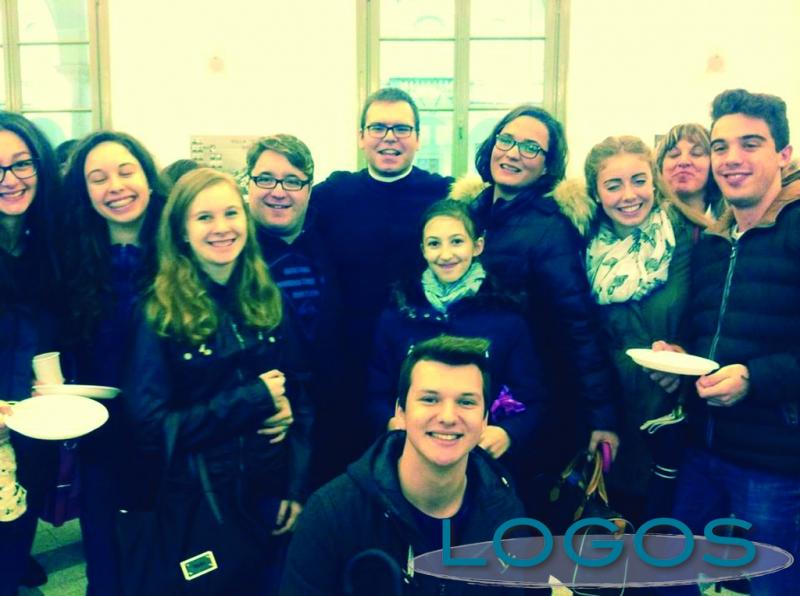 Buscate - Don Davide con un gruppo di ragazzi 