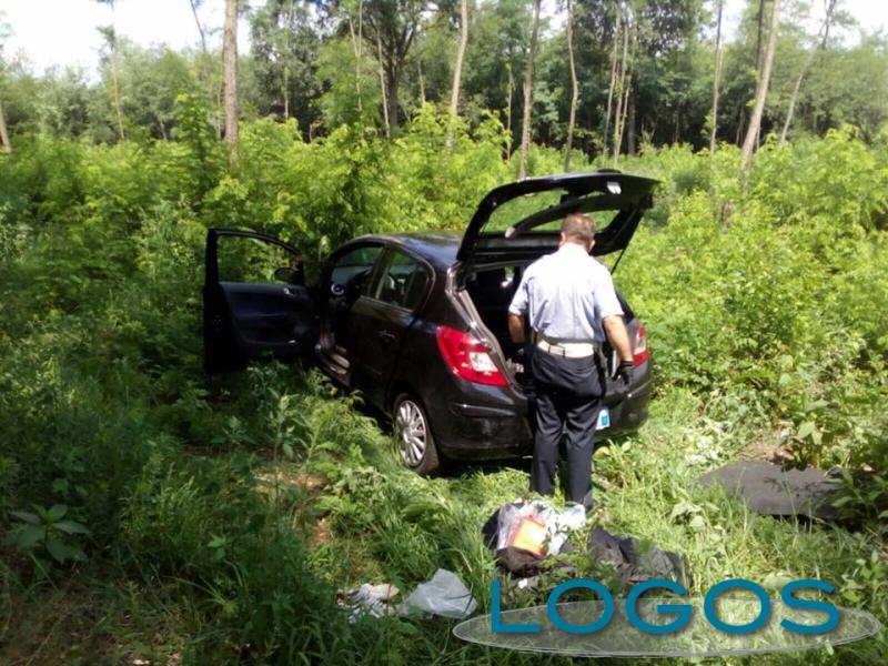 Castano Primo - I vigili urbani controllano l'auto abbandonata durante l'inseguimento Castano Primo - I vigili urbani controllano l'auto abbandonata durante l'inseguimento