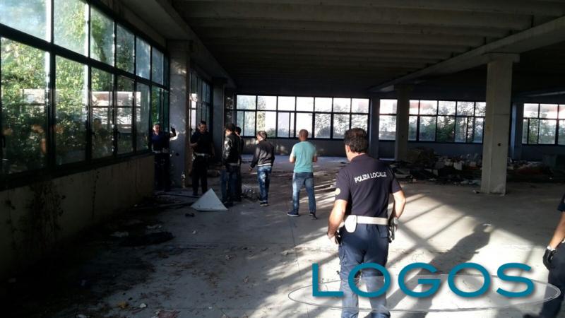 Legnano - La Polizia locale durante l'operazione di sgombero 