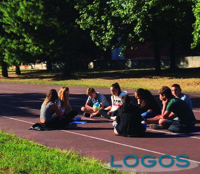 Scuola - Un gruppo di studenti di prima durante il campus 