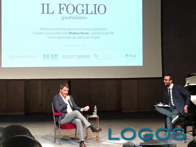 Politica - Matteo Renzi al teatro Parenti, tra domande e risposte 