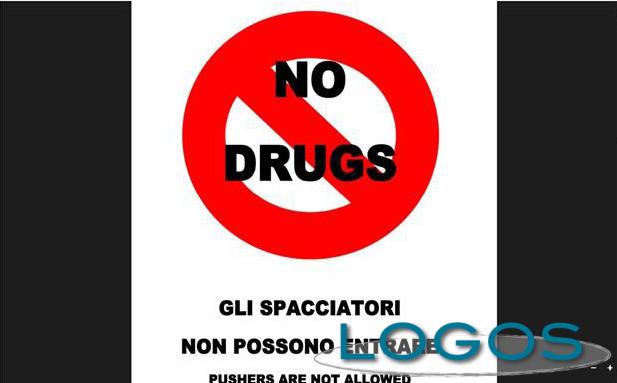 Castano Primo - Presidio dei cittadini davanti alla stazione: 'No Drugs'