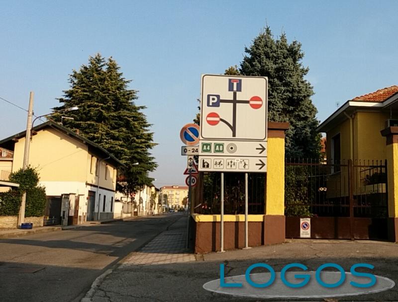 Castano Primo - Il cartello all'angolo tra le vie Lonate e San Francesco Castano Primo - Il cartello all'angolo tra le vie Lonate e San Francesco