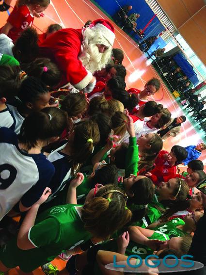 Turbigo - Babbo Natale con i picccoli atleti del mini volley 