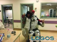 Storie / Inchieste - Mirko durante il volontariato in ospedale 