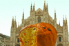 Sapori - Il panettone e sullo sfondo il Duomo di Milano (Foto internet)