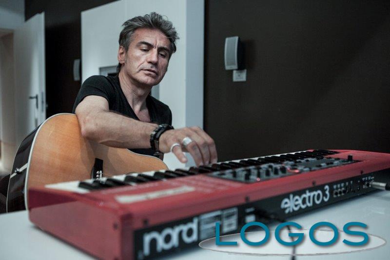 Musica - Luciano Ligabue mentre compone canzoni