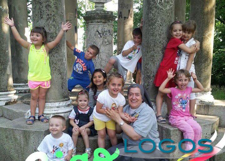 Castano Primo - Suor Angela con alcuni bimbi (Foto Facebook) Castano Primo - Suor Angela con alcuni bimbi (Foto Facebook)