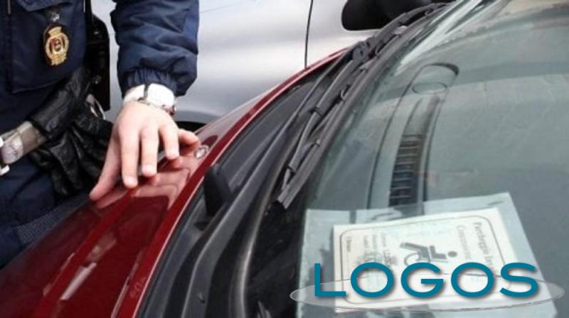 Castano Primo - Controlli dei vigili urbani per i pass disabili (Foto internet) Castano Primo - Controlli dei vigili urbani per i pass disabili (Foto internet)