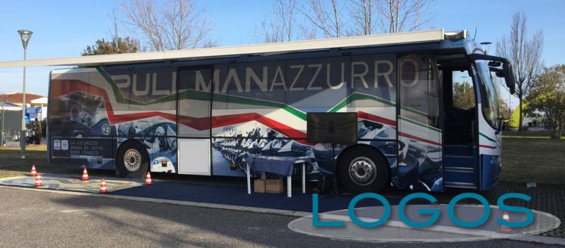 Magnago - Il 'Pullman Azzurro' della Polizia di Stato 