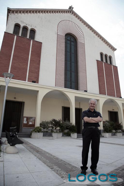 Buscate - Don Giuseppe davanti alla chiesa parrocchiale 